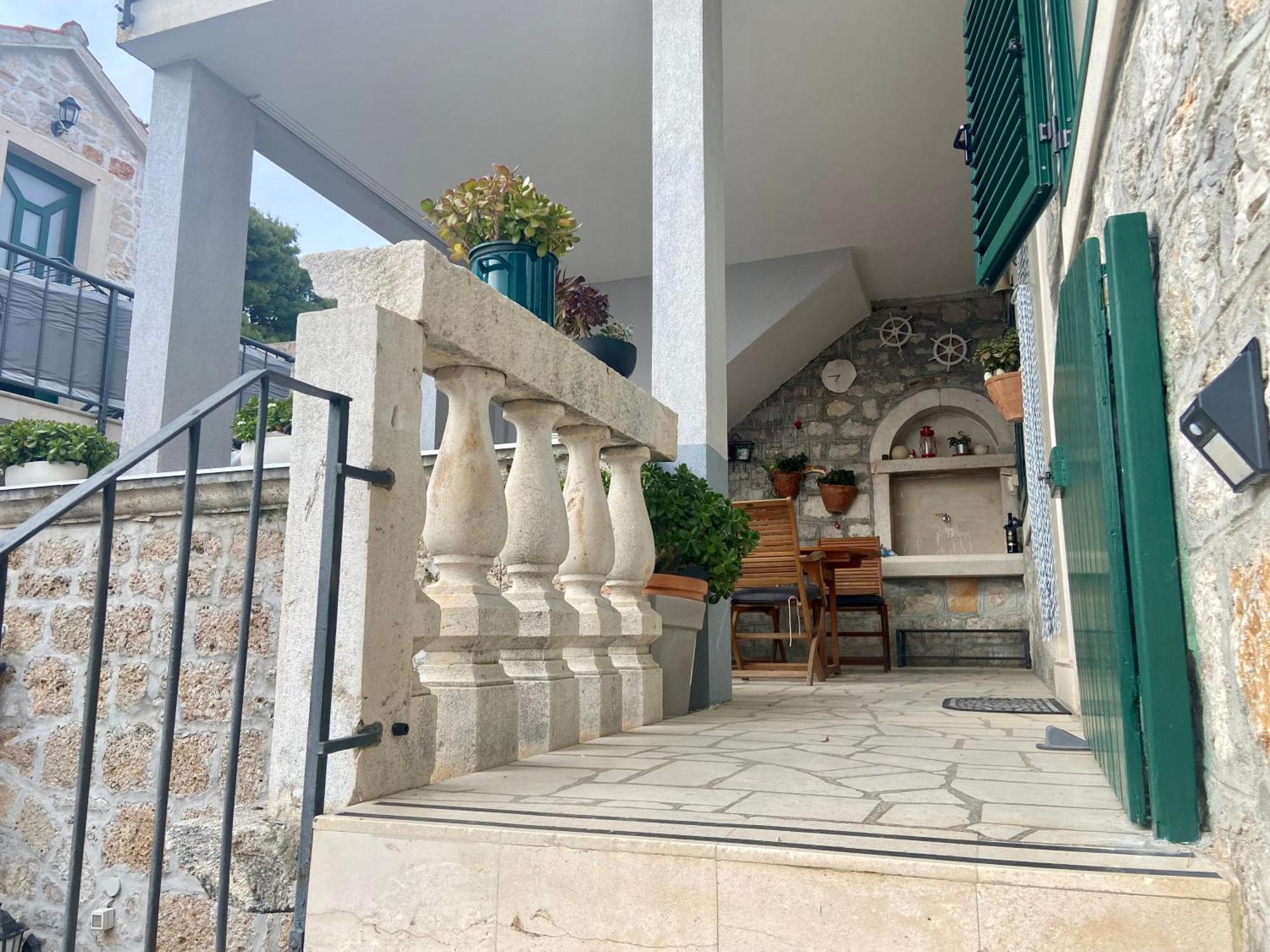 Apartment Simon - Old Stone Charm, Central Bol Life Εξωτερικό φωτογραφία