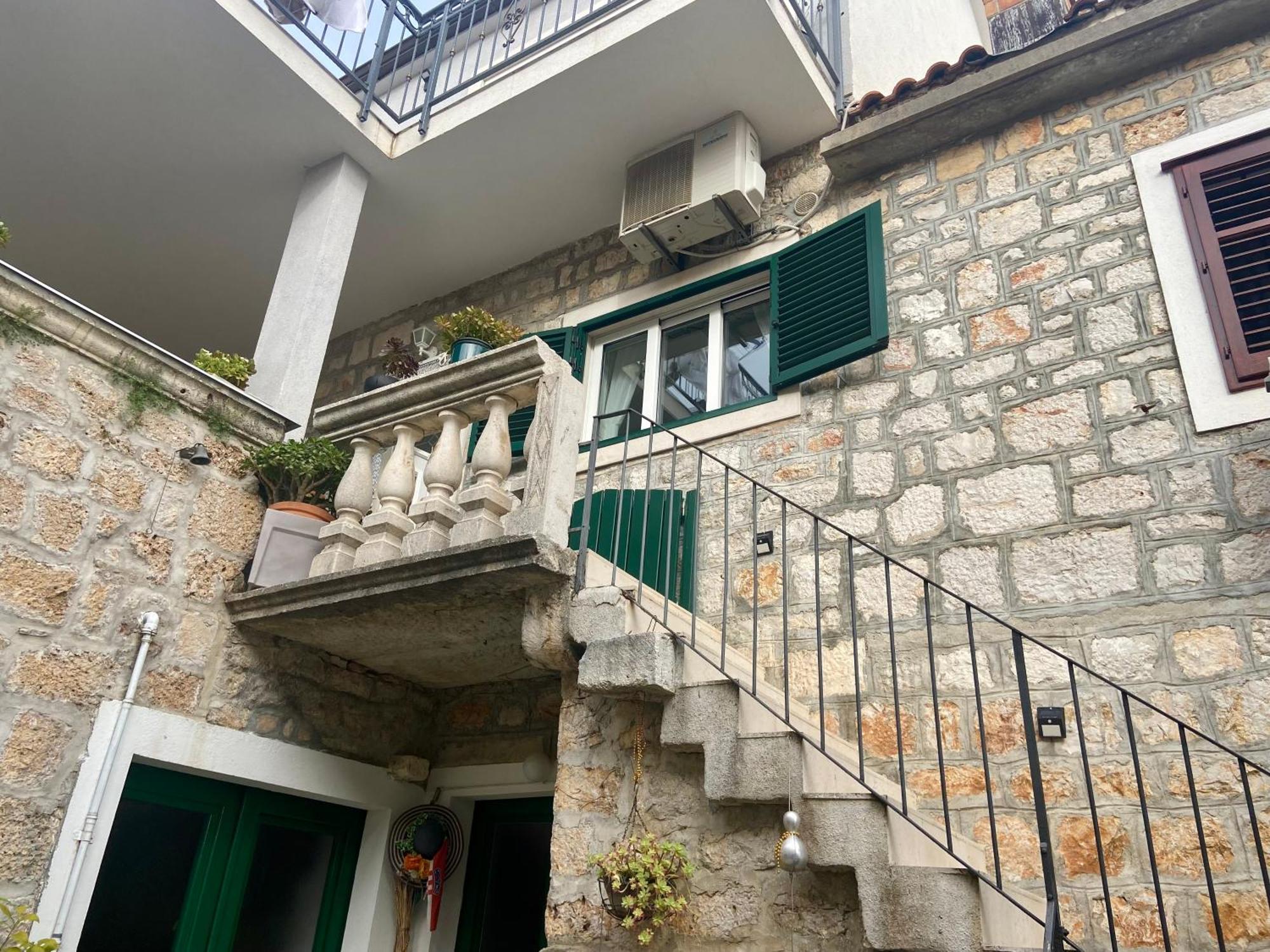 Apartment Simon - Old Stone Charm, Central Bol Life Εξωτερικό φωτογραφία