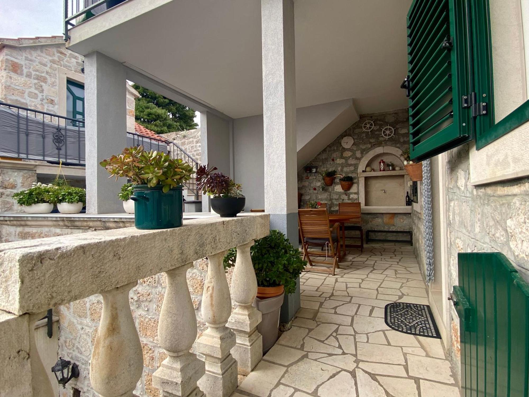Apartment Simon - Old Stone Charm, Central Bol Life Εξωτερικό φωτογραφία