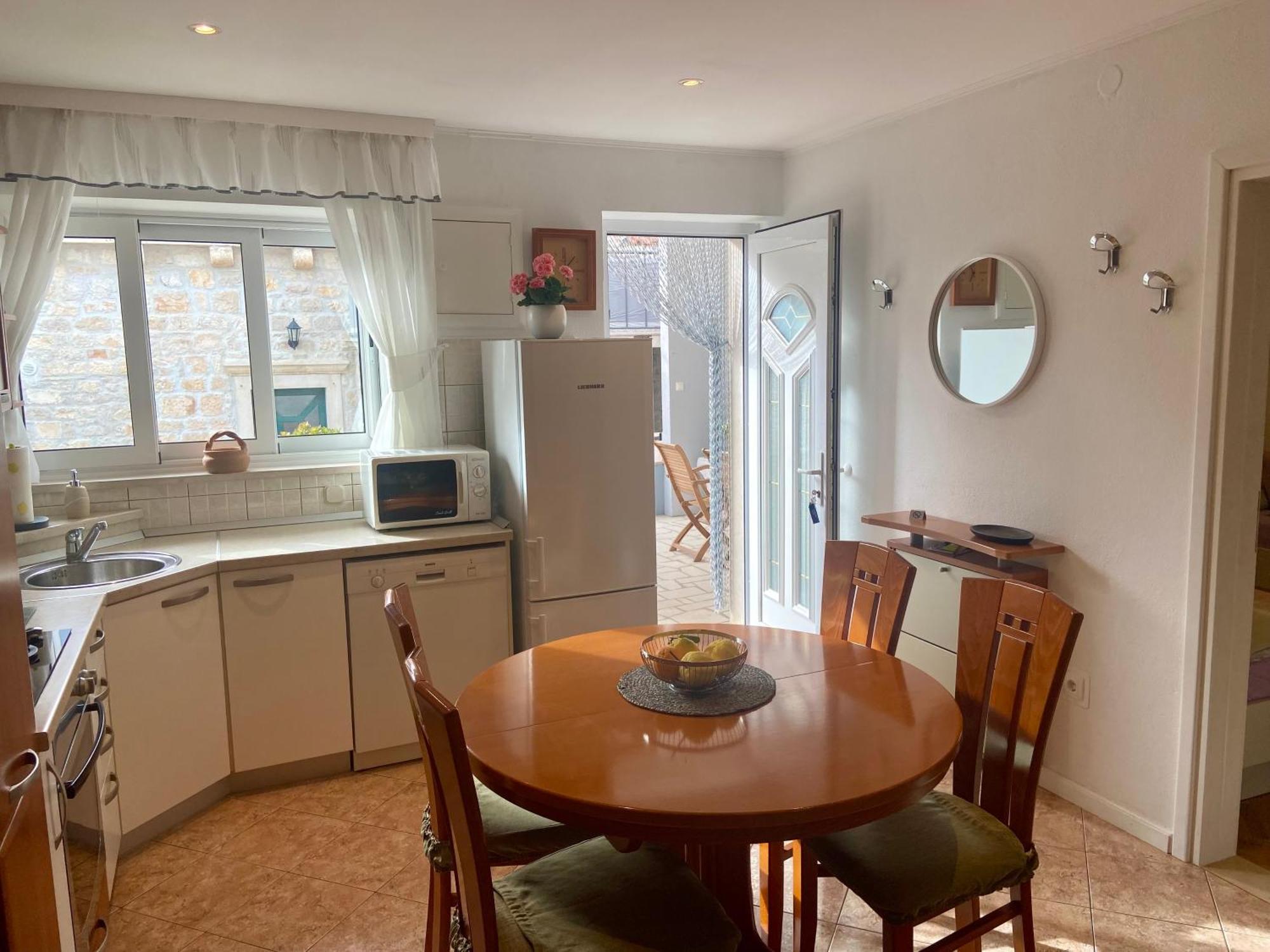 Apartment Simon - Old Stone Charm, Central Bol Life Εξωτερικό φωτογραφία